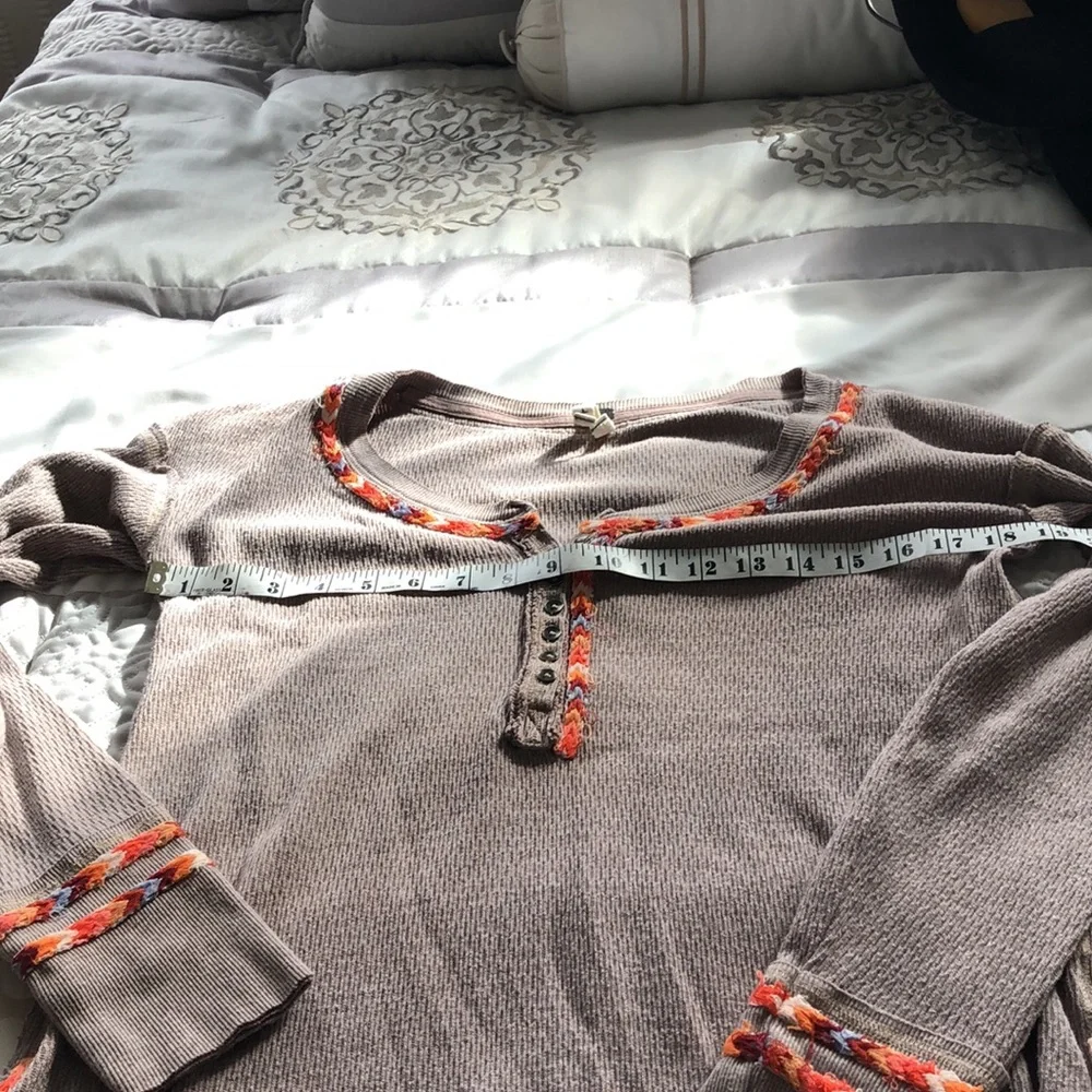 ☘️ Host Pic☘️ We The Free sweater/top embroidered cuffs and neckline Size Small - Picture 2 of 7